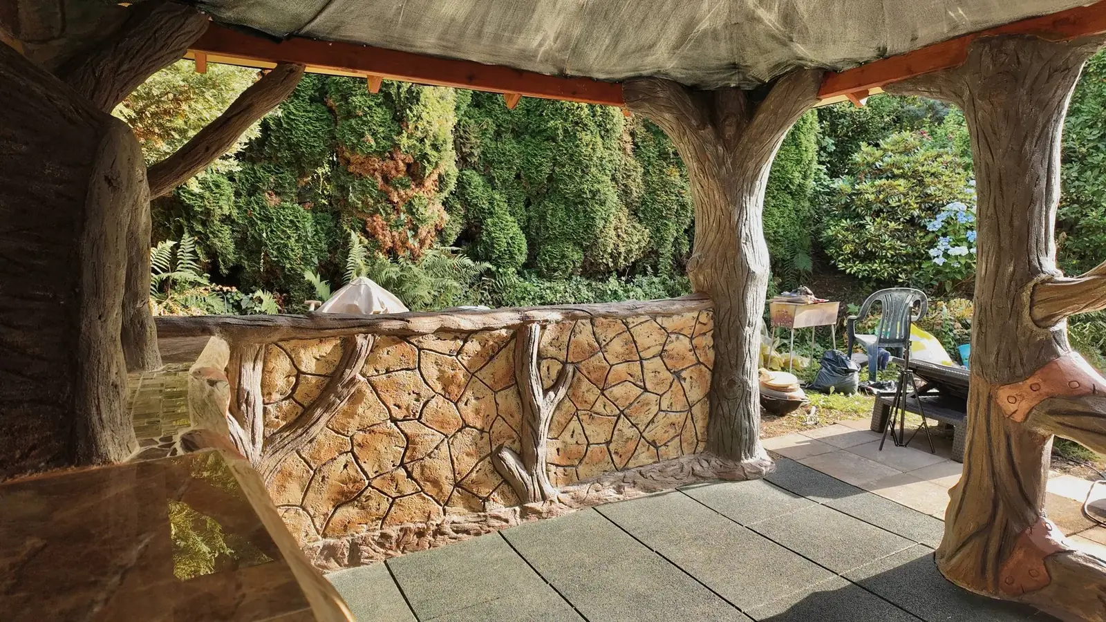 Blick aus dem Pavillon in den Garten
