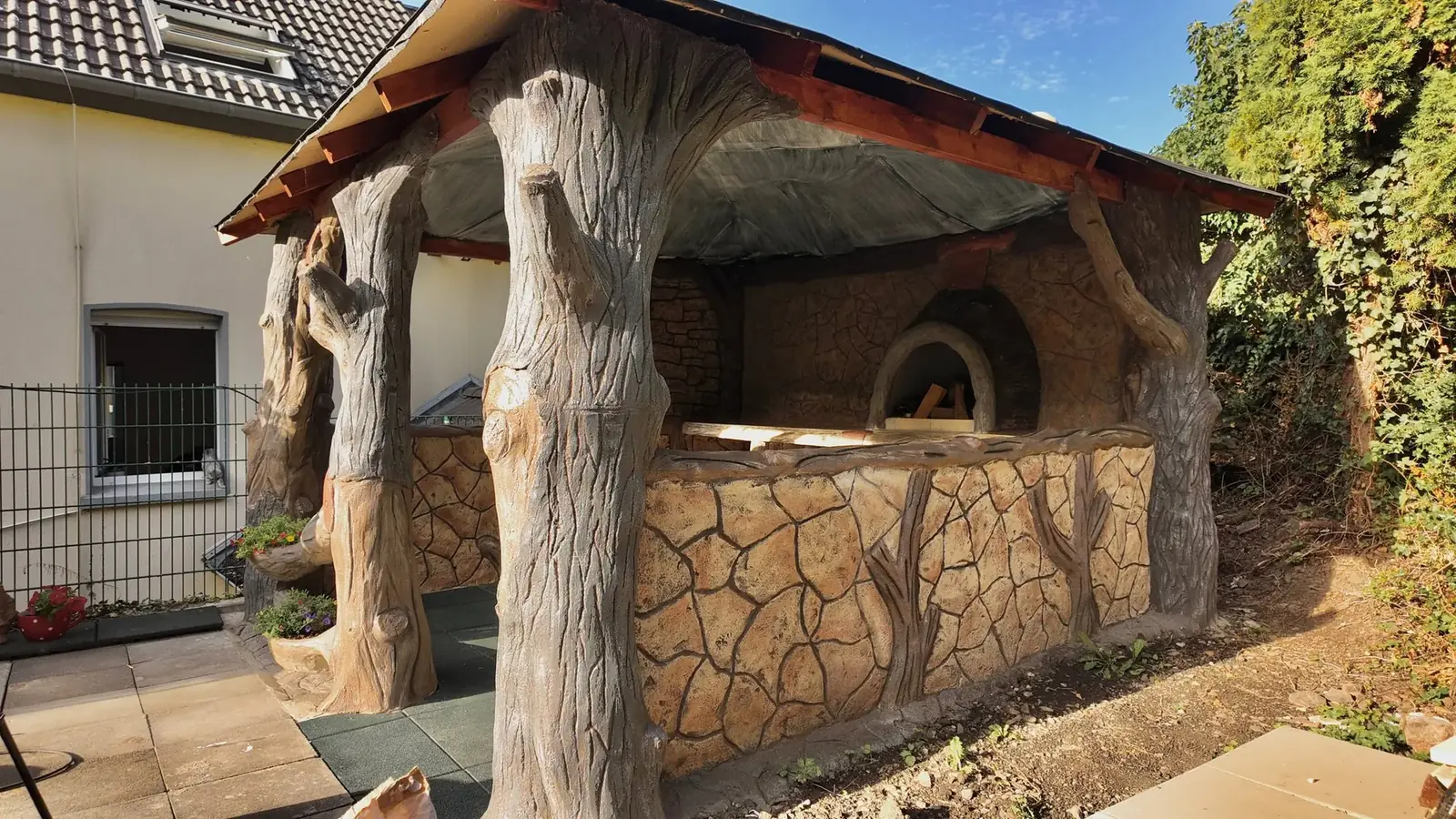 Gartenpavillon mit Holzbackofen
