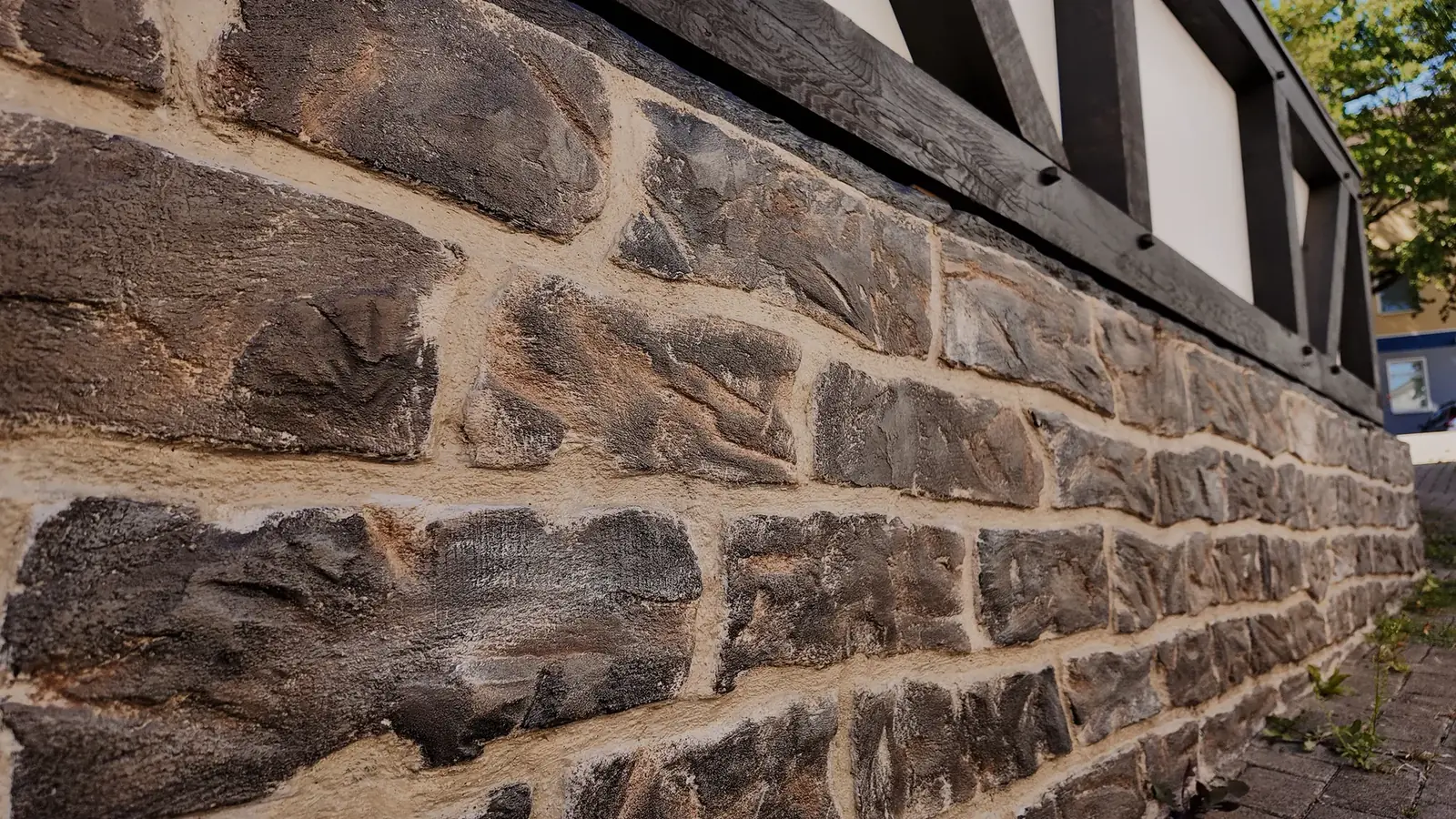 Fassadensockel im gleichen Steinbild