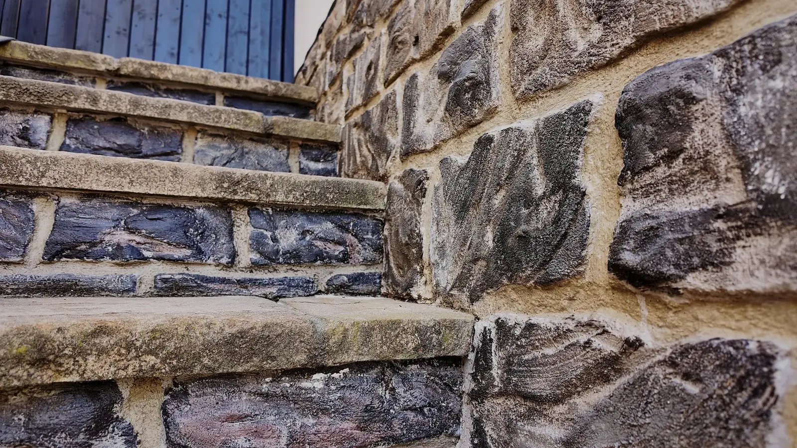 Treppe und Mauern in Natursteinoptik
